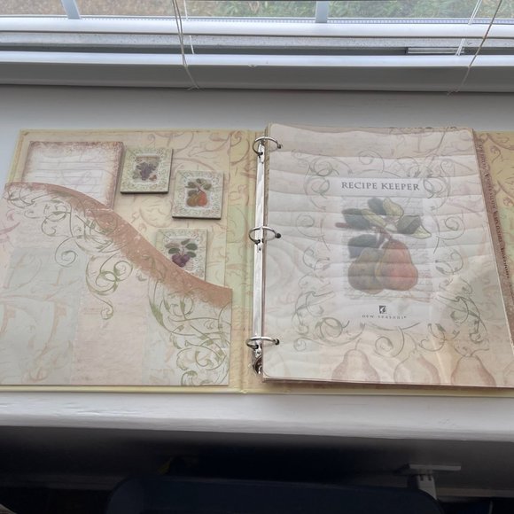 New Seasons Recipe Keeper Hardcover Binder with Magnets and Notepad - Picture 4 of 8